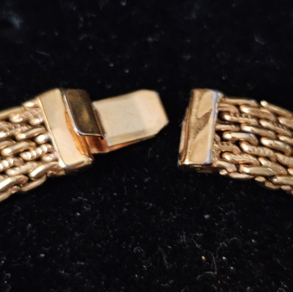 VINTAGE 16INCHES NECKLACE GOLDTONE, STAMPED. WITH A LETTER ON BACK OF BOW - Picture 11 of 11